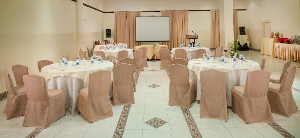 Al Falaj Hotel